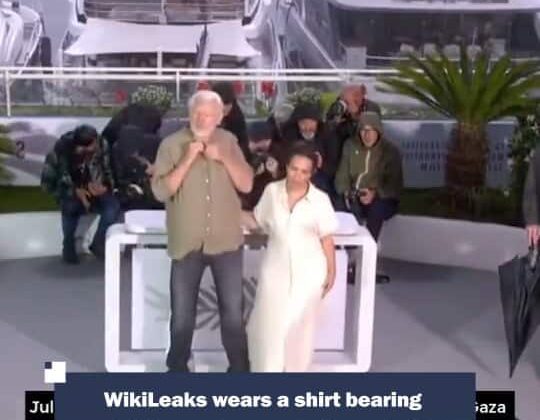 WikiLeaks Founder Wears Shirt Listing 4,986 Palestinian Children Killed in Gaza — Al Jarmaq News