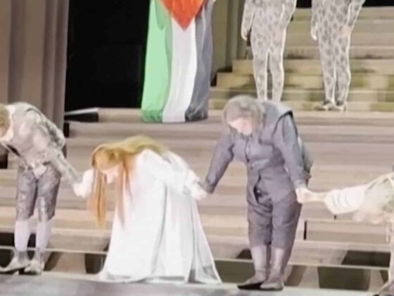 TRT World: Opera Singer Defies Stage Director, Raises Palestinian Flag Mid-Performance